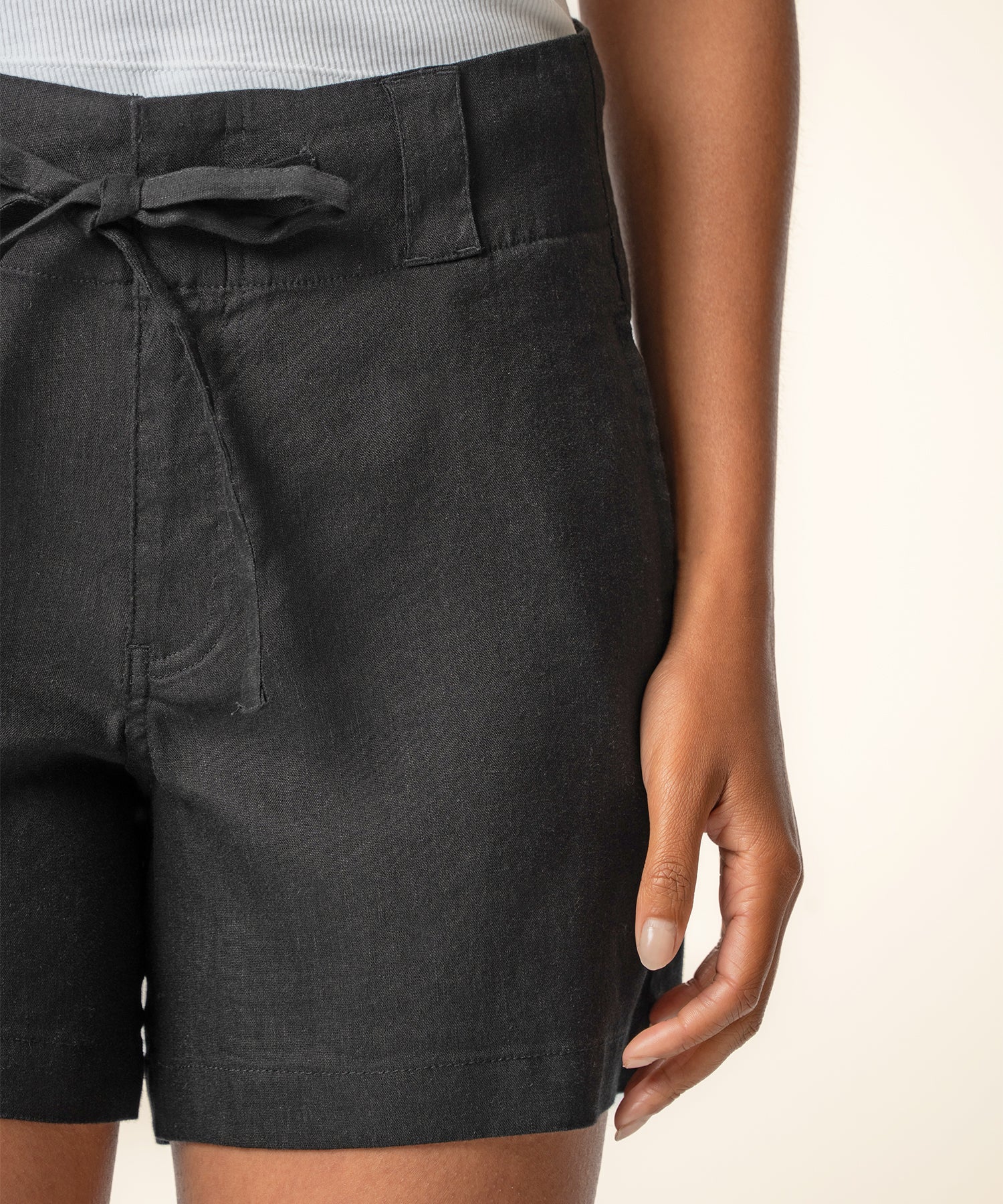 Katie Linen High Rise Short in Black - Image 4