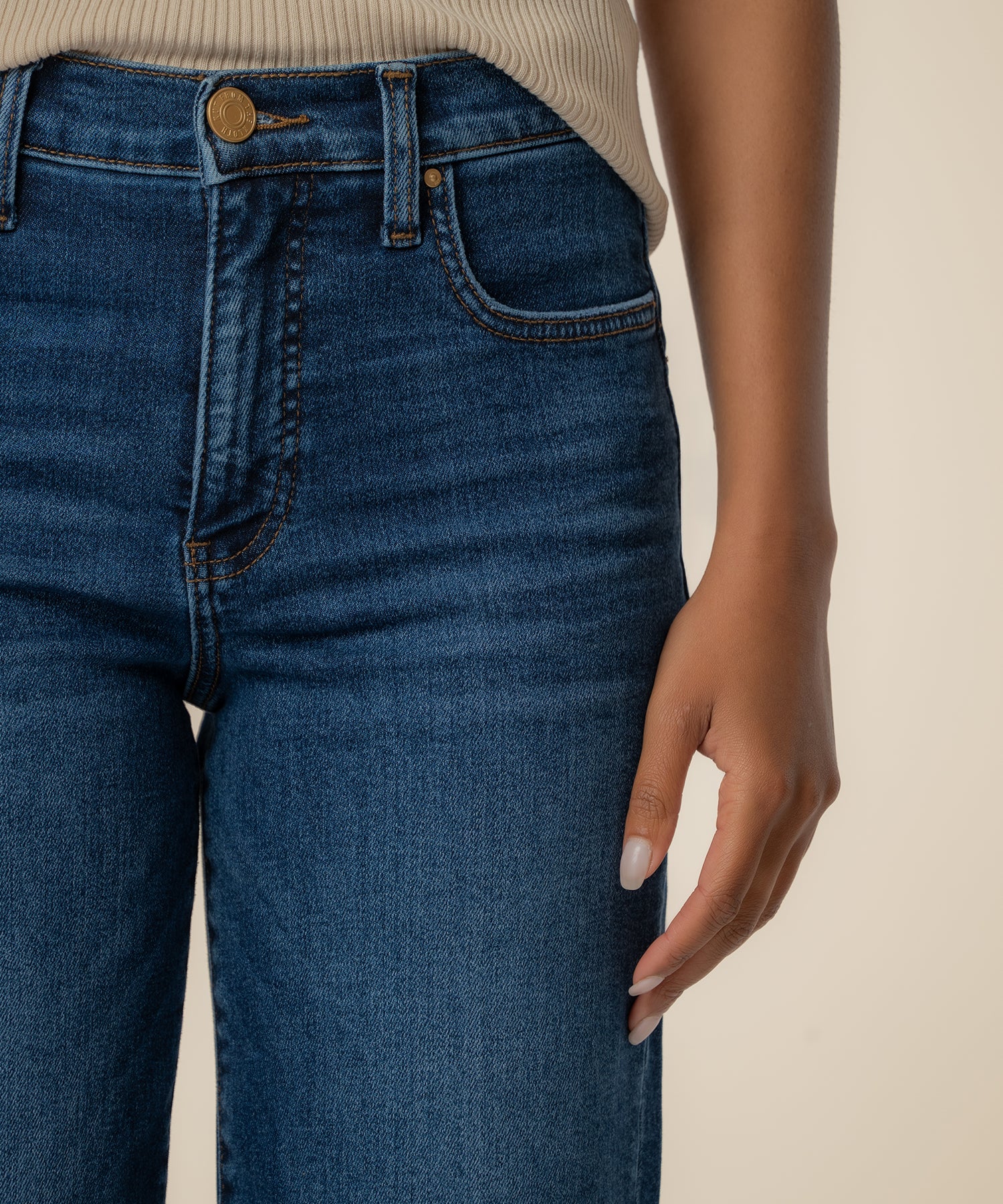 Avery High Rise Straight Leg, Exclusive in Embrace Wash - Image 4