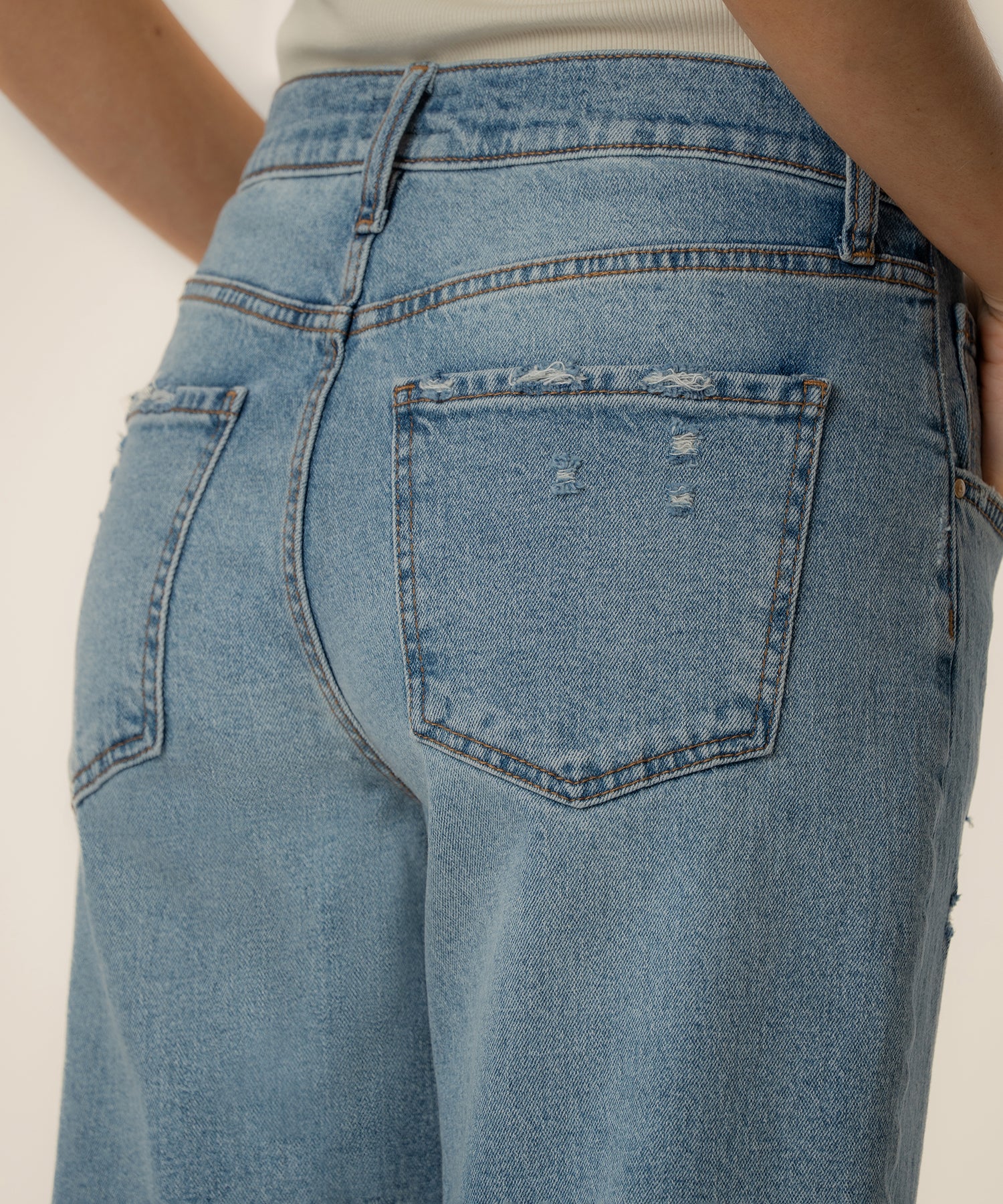 Kit High Rise Baggy Ankle Straight Leg in Iconic Wash - Image 6