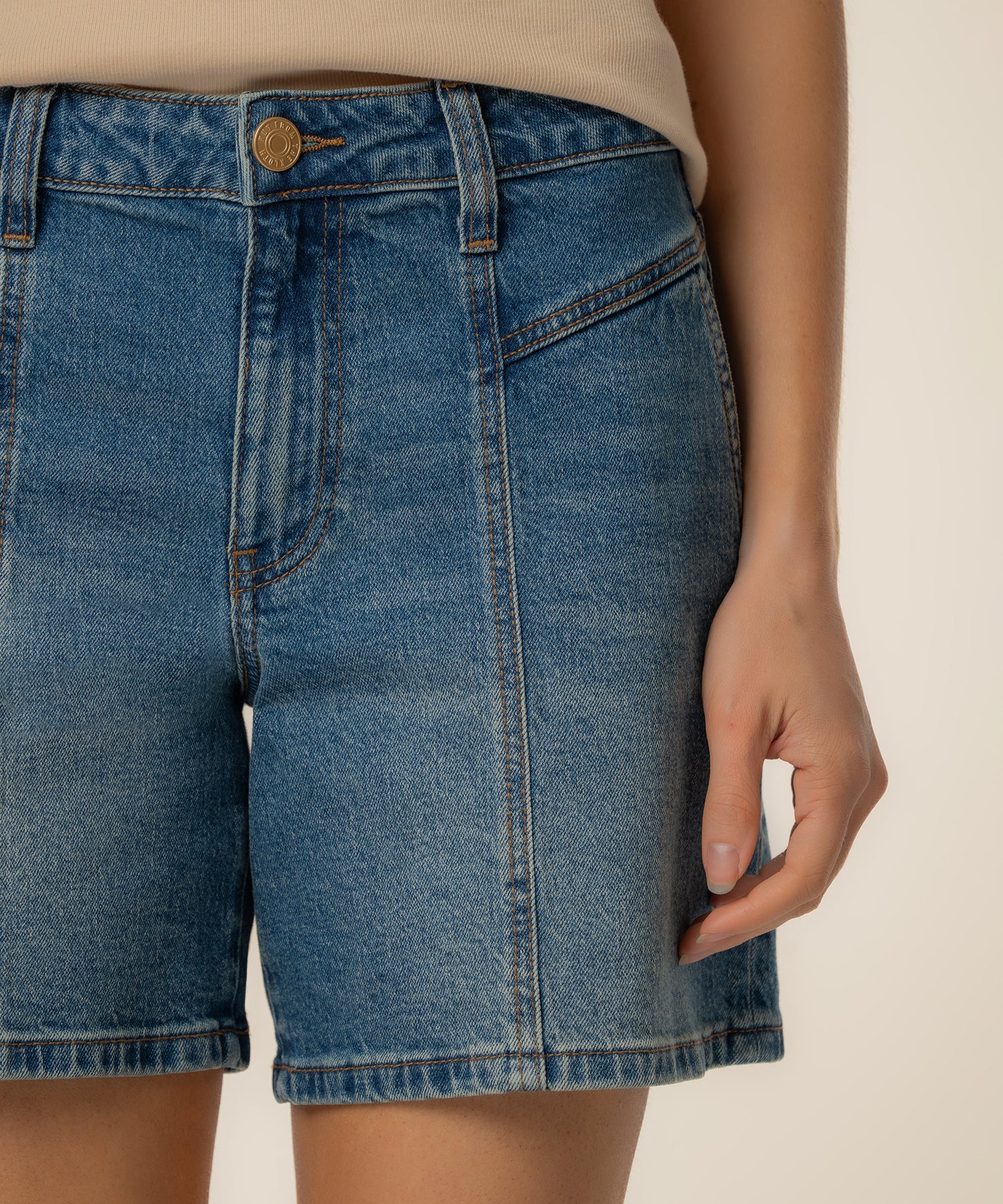 Hailey High Rise Short in Shine Wash - Image 4