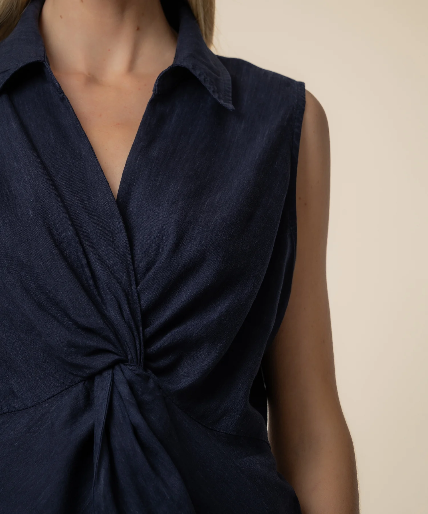 Sara Linen Top in Navy - Image 4